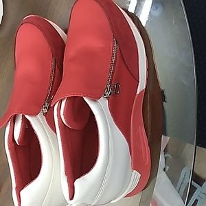 Women's size 9 OSH shoes